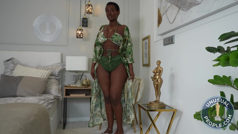 Unusual People: Unusual People 13 Award N.13: Extreme Gluteal Proportions in Black Woman