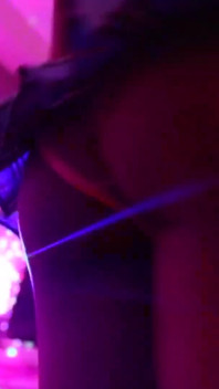 Johntronx - maskovaná asijská studentka tvrdě šuká v POV během světelné show