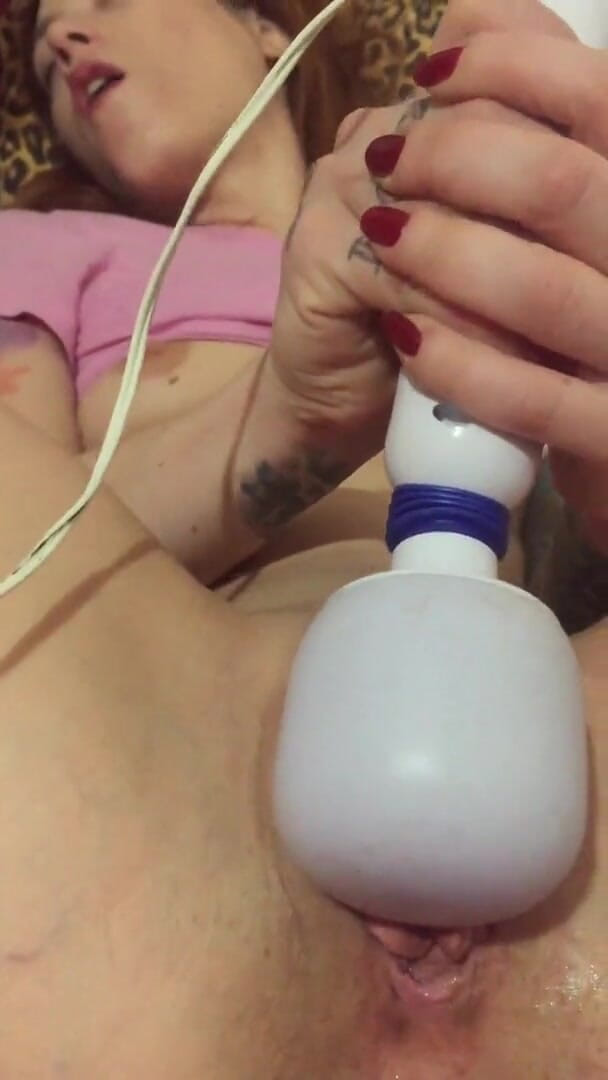 Foxy Sanie: Foxy Sanie se masturbează în patul ei cu un Hitachi de...