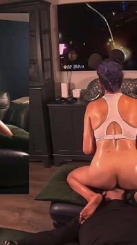 La ragazza giocatrice si gag il dildo