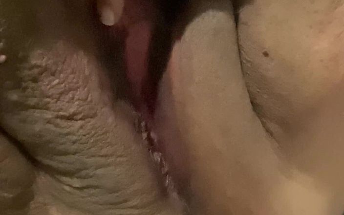 Cum licker: Une BBW mature se masturbe