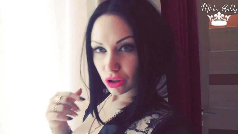 Goddess Misha Goldy: Neon růžová rtěnka