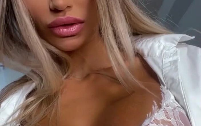 Monika Fox: Monika Fox Sessing v Bílém prádle při natáčení