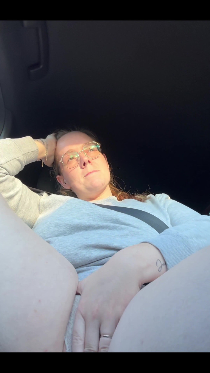 Naughty Mila: Ero così eccitato nella nostra macchina