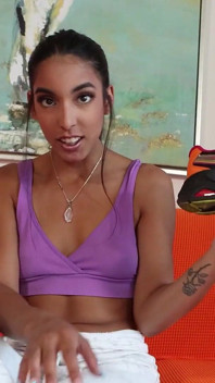 Mrdání koulí do zadku a nohou Claire