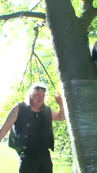 Humiliés enveloppés de papier d'aluminium dans la forêt