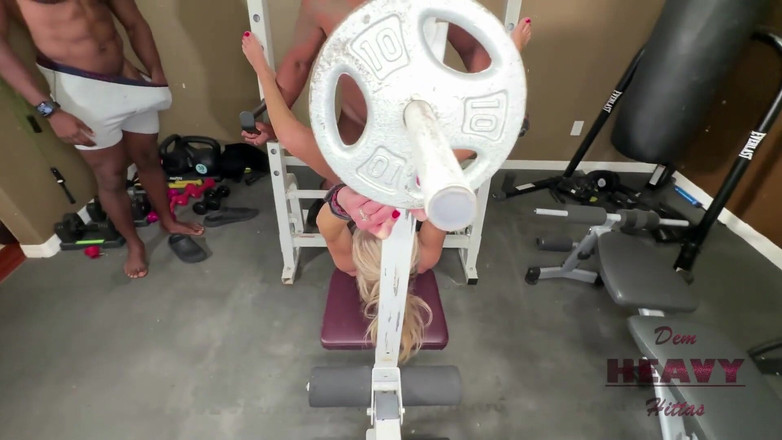 Dem heavy hittas: Drobna profesor dostaje niezapomnianą sesję treningu