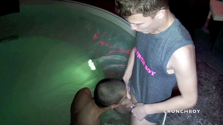 Crunch Boy: Arabská děvka šuká Kameron Forst ve vířivce