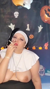 Nonne, freche nacht hollys schwanz wirft einen zauber auf Lillis arsch