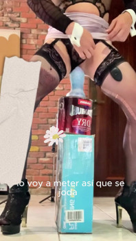 Super Hot Tranny Benito414 Jeździ ogromnym niebieskim dildo
