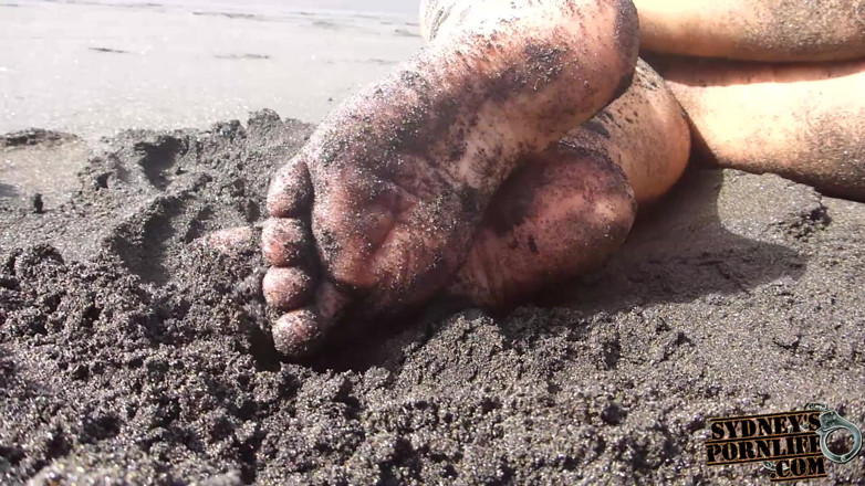 Sydneys porn life: Pies sucios, suelas y fetiche de culo en la playa...