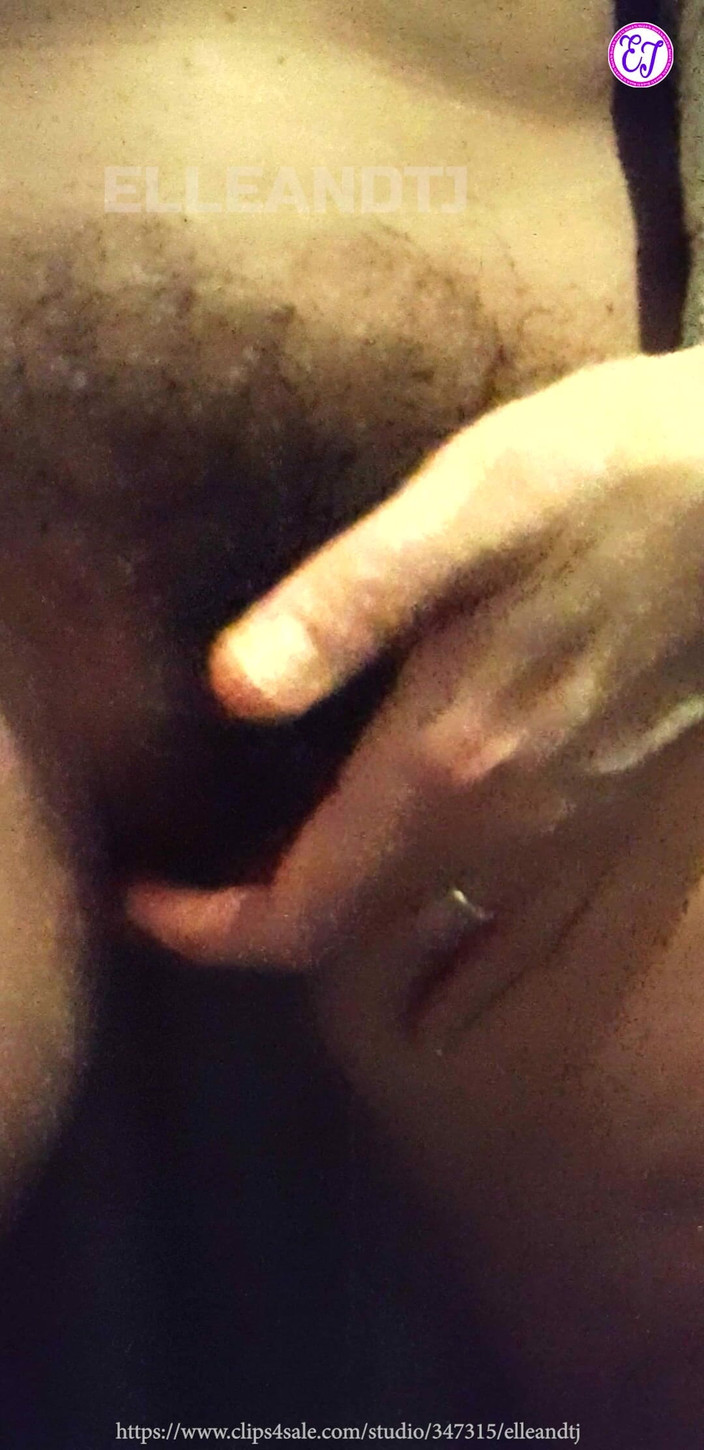 elleandtj: Chlupatá MILFka se prstí