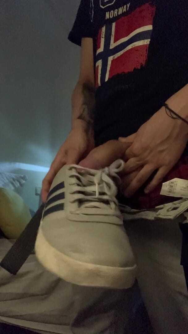 Babywhite99: Sneakers fetish guy