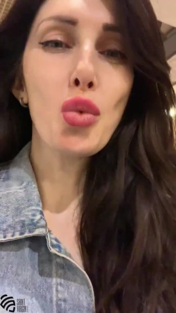 LizaVirgin: 热辣熟女在商店的试衣间自慰