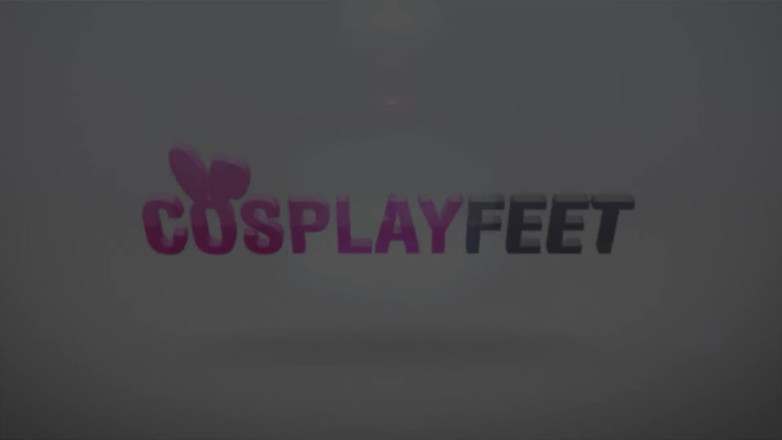 Feet & Cosplay: Uma mulher maravilha sexy Lara mostra seus pés bonitos e...
