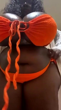 Une MILF BBW à forte poitrine fait un strip-tease et des seins