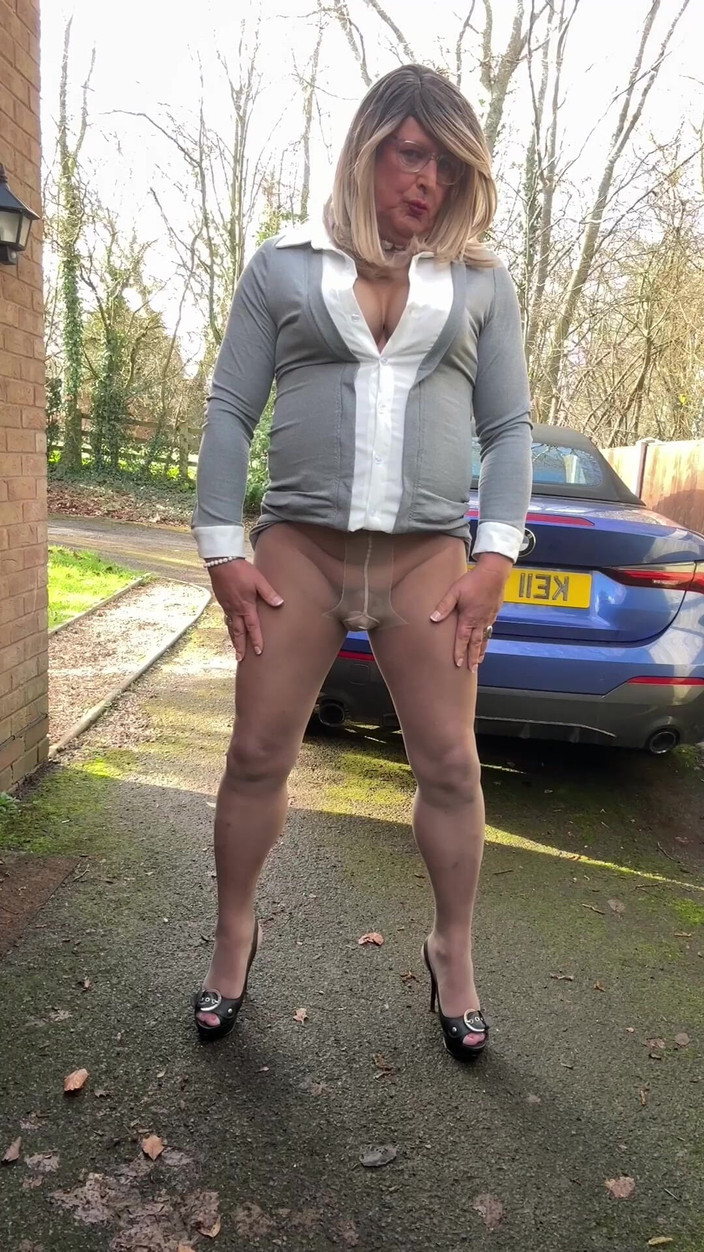 Kellycd2022: 회색 팬티 스타킹과 하이힐을 신은 섹시한 크로스드레서 Kellycd20222