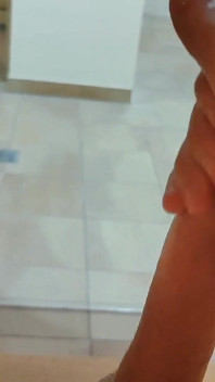 Joven blanco al aire libre y sauna se corre