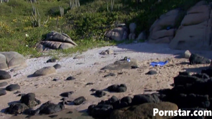 Pornstars: Nena cachonda Lea Lazur gangbanged al aire libre