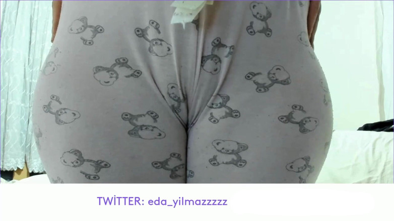 turk_milf_porno: Cameltoe im schlafanzug hautnah