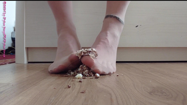 Carmen_Nylonjunge: Kaki nilon berseronok dengan bar kelapa ** crushing **