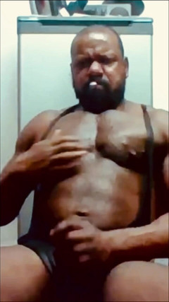 Black smoking muscle stepdad: Černý kulturista verbální kouření a sperma