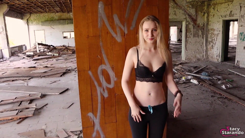 Stacy Starando: Du beau sexe avec une fille dans un bâtiment abandonné