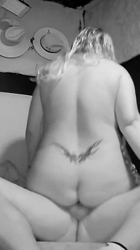 Puchis - orta yaşlı seksi kadın mia götten sikiliyor