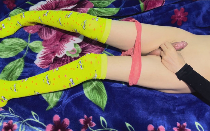 top femboy: Roze panty klaarkomen femboy