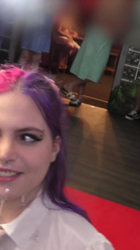 Náctiletá dívka si musí procvičit své sání