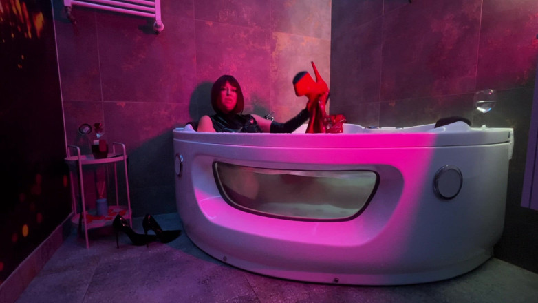 Dominatrix Miss Patricia Stark: La padrona si fa il bagno in lattice e stivali