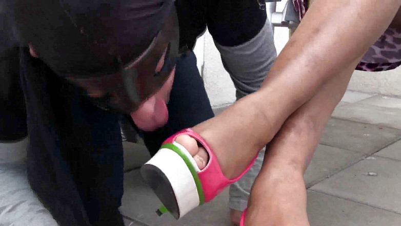 Femdom Austria: Outdoor-schuhreinigung