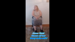 BBW nurse Vicki adventures with friends: Sestřička Vick předvádí své ozdobné plavky a pak se svléká