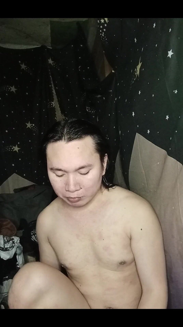 Reynaldo6: 充满信心的跨性别单人表演，每个人都分享一个私人时刻