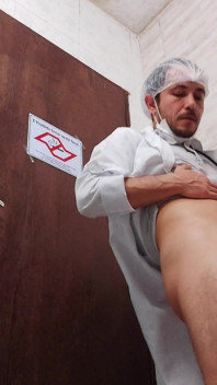 Sestra si sundá kondom při sexu s asijským doktorem v nemocniční koupelně