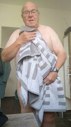 Karlchengeil: 烘干、玩耍、抽打更多在湿润的皮肤上！