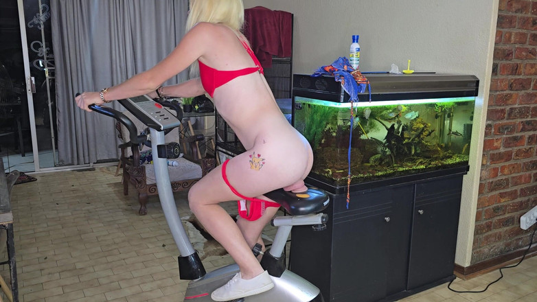 Sparowdox: Linda rubia de 19 años montando bicicleta excersize con un consolador...