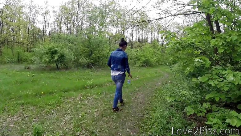 Love 2 Piss: All natural. Ingrid is peeing and wiping herself with a...