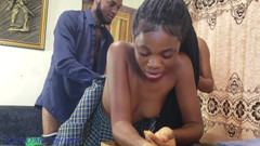 Home Alone: Zlobivé studentky v uniformách nabízejí sex, aby si aktualizovaly skóre...