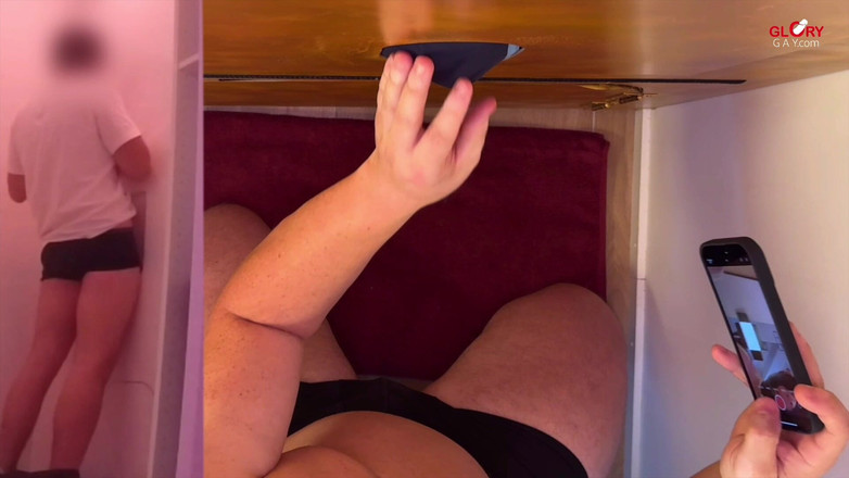 GLORYHOLEGAYS: Genç öğrenci 30 saniye bile dayanamaz