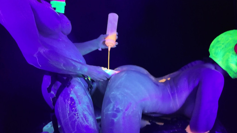 EdgesOfReality: Cô Gi Neon Rave Chơi Cu Giả Trên Cô Gá