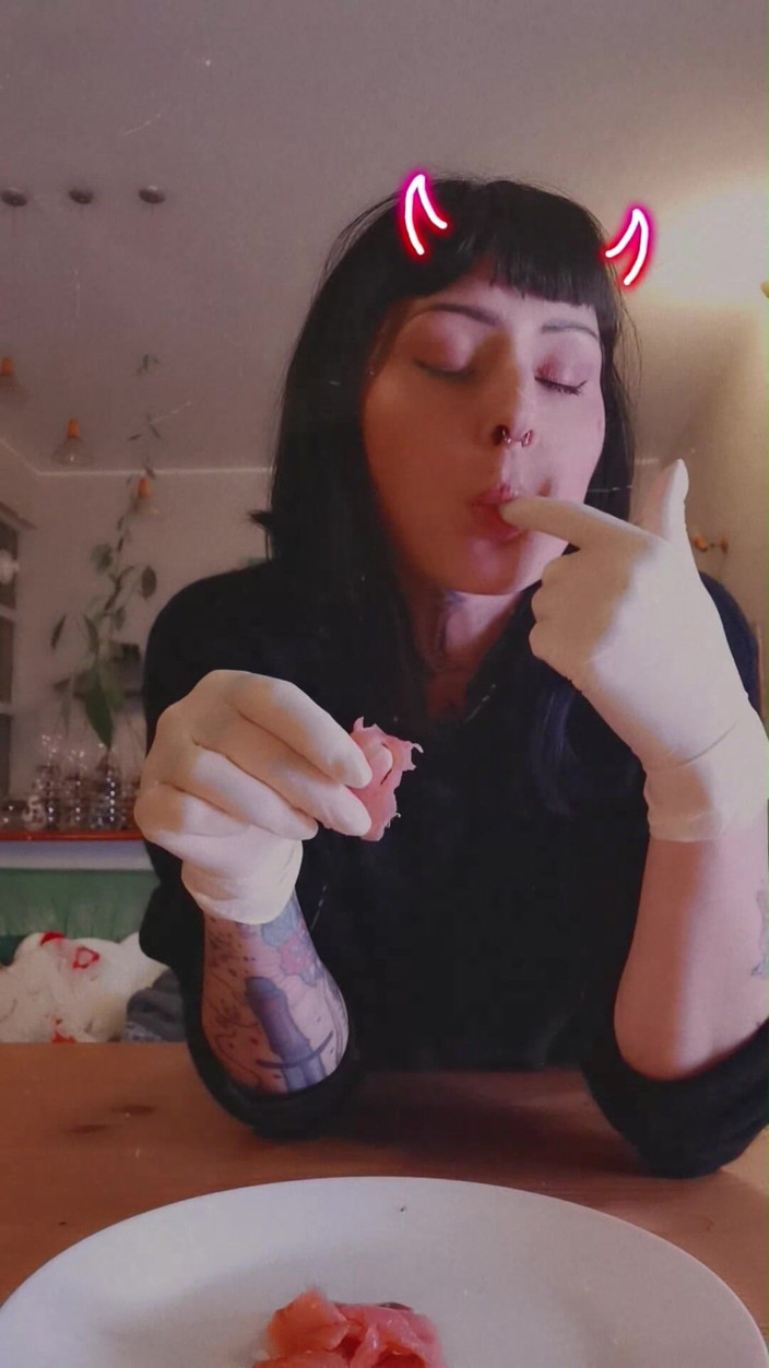 Your italian goddess: Tengo hambre ahora comiendo guantes de látex blanco de salmón...
