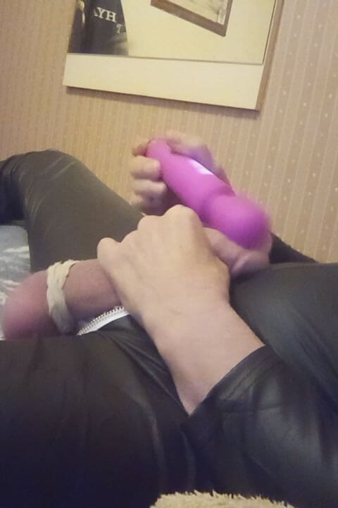 Mellissa: Меллісса грає зі своєю маленькою кліцією і сквіртує на свій новий комбінезон