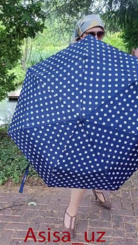 Une musulmane suce dans le parc de la ville, enlève sa culotte et fait pipi, montre sa chatte.