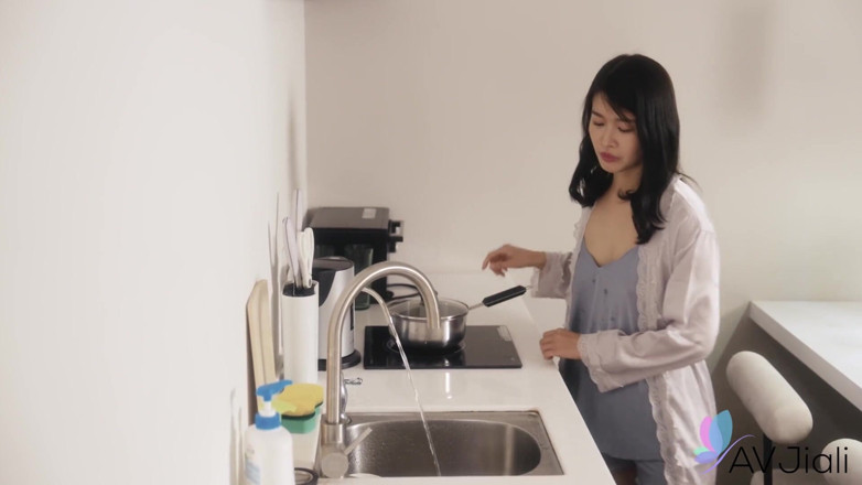 AV Jiali: Ye Chenxin von ihrem stiefsohn gefickt
