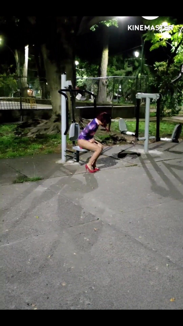 Traviezisha: シシーが公園でアナルをディルドして、その場でセックスされる