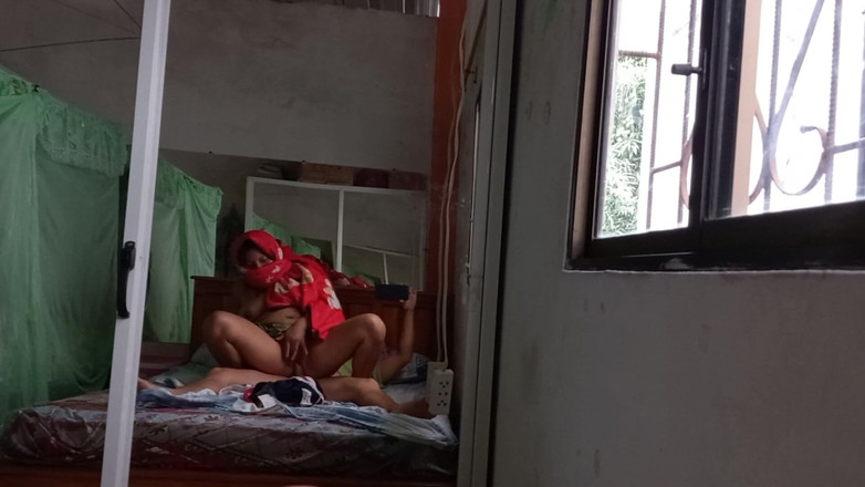 Martin13: मुस्लिम महिला अपने पति को सौतेले बेटे के साथ व्यभिचार करती है, यह काउगर्ल चुदाई थी