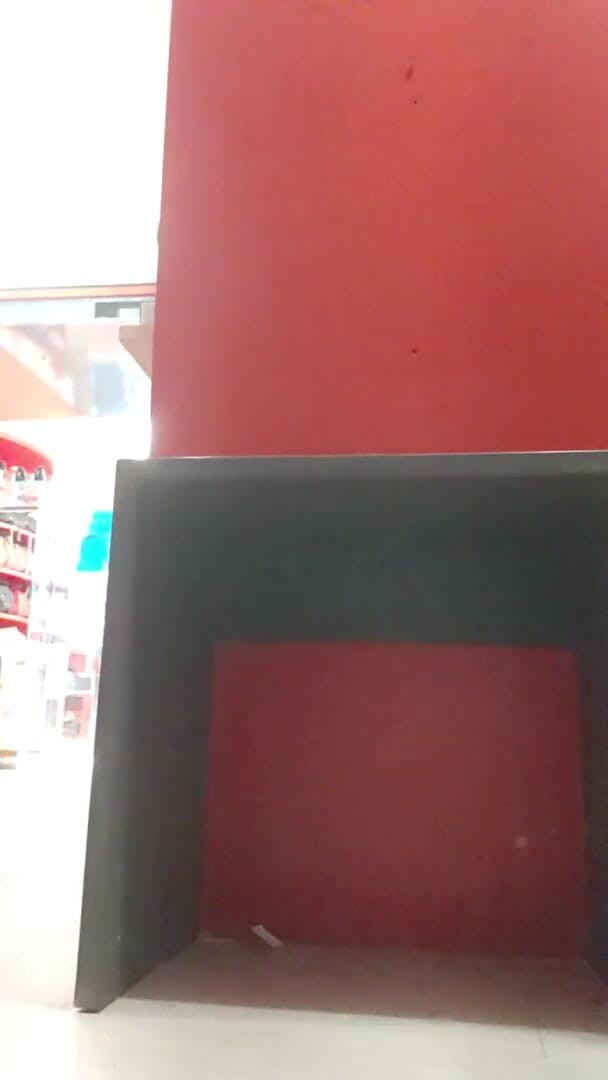 Nicoletta Embassi: W publicznym sklepie Nicoletta próbuje sandałów ze spoconymi stopami, wszystko...