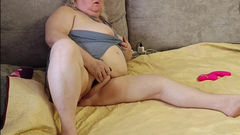 Zona901: Bir komşu amcıklı bir oyuncakla oynuyor ve göğüslerini çekiyor