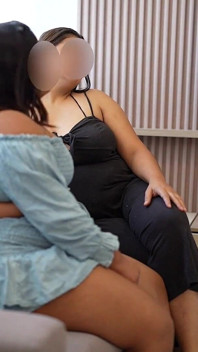 Lesbian mencium dan menjilat vagina mereka dengan penuh semangat sehingga mereka orgasme